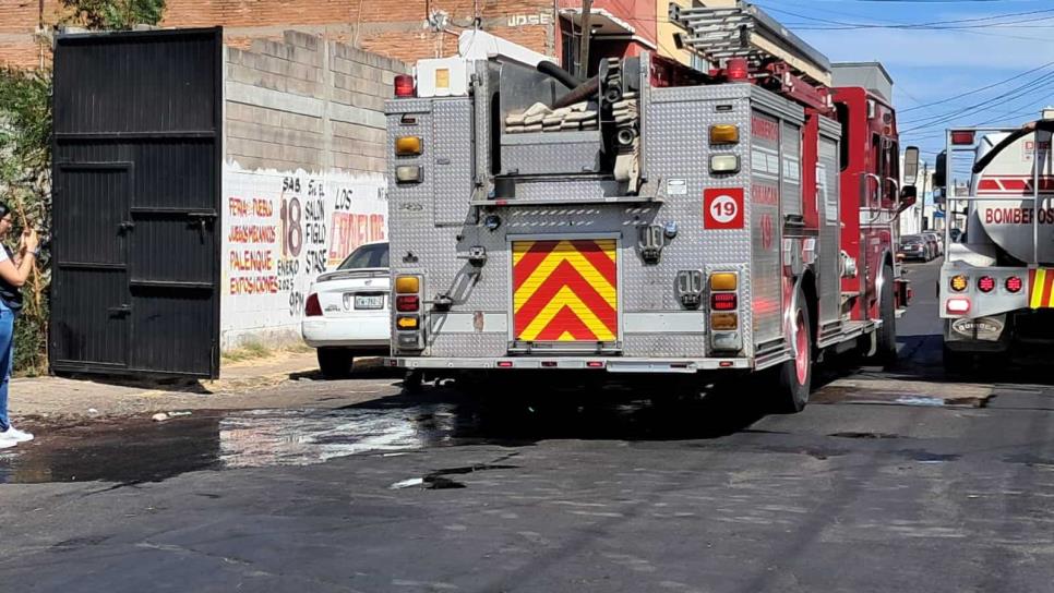 Se quema vehículo y un terreno en el primer cuadro de la ciudad de Culiacán