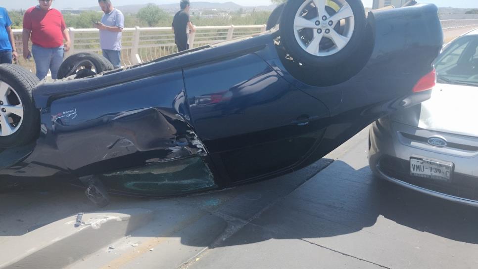 Vehículo terminó volcado tras choque por el bulevar Rolando Arjona, Culiacán