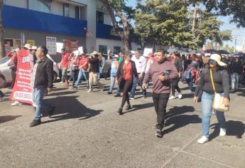 Maestros marchan en Los Mochis contra la reforma a la Ley del ISSSTE