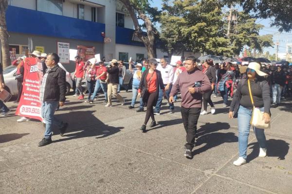 Maestros marchan en Los Mochis contra la reforma a la Ley del ISSSTE