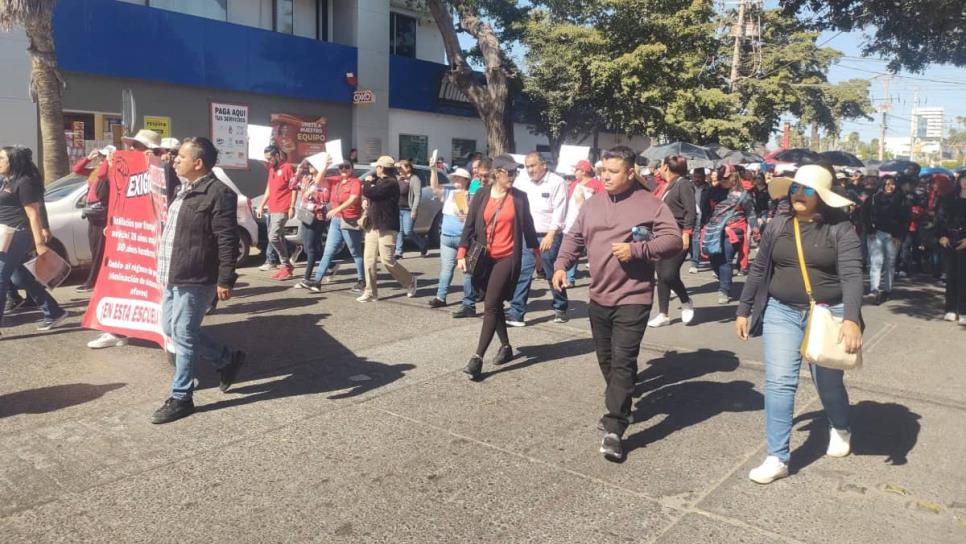 Maestros marchan en Los Mochis contra la reforma a la Ley del ISSSTE