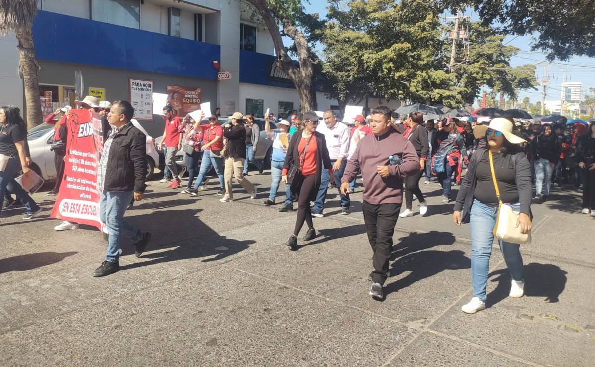 FOTO: Maestros marchan en Los Mochis contra la reforma a la Ley del ISSSTE