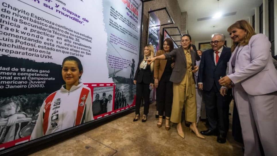 Rocha Moya devela placa de María del Rosario Espinoza en el Congreso del Estado