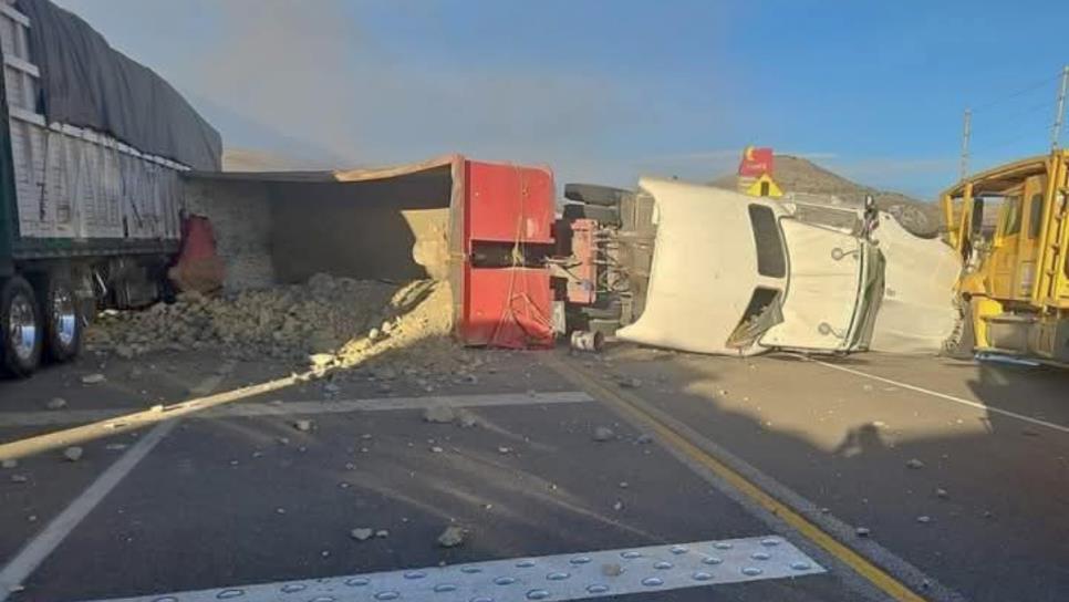 Cierran la autopista Durango - Mazatlán tras volcadura de un tráiler