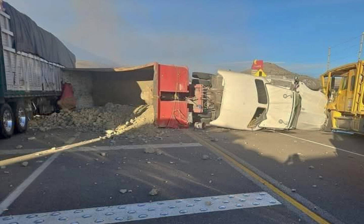 Cierran la autopista Durango - Mazatlán tras volcadura de un tráiler