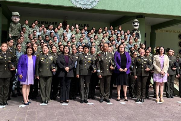 "El valor de las mujeres no tiene límites" reconoce la Tercera Región militar a mujeres en la milicia
