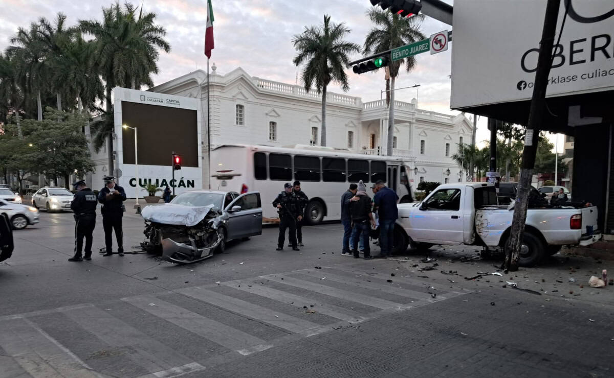 Una mujer resulta herida en fuerte choque frente al ayuntamiento de Culiacán