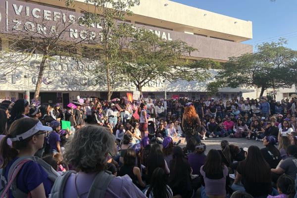 Marcha 8M en Los Mochis: en exigencia de justicia mujeres realizan pintas y colocan mensajes