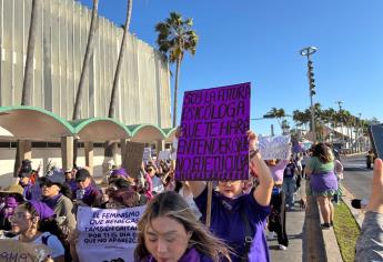 Malecón de Mazatlán se pinta de morado en la Marcha 8M: cientos de mujeres salieron a exigir justicia