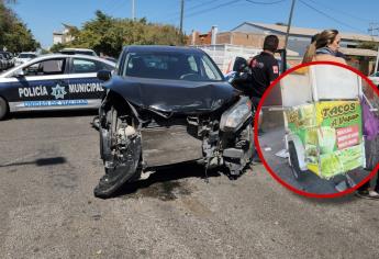 Conductor se pasa un alto y provoca aparatoso accidente en Los Mochis; se lleva carreta de tacos