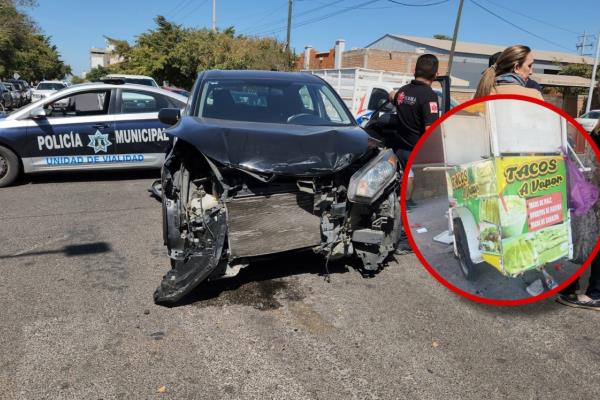 Conductor se pasa un alto y provoca aparatoso accidente en Los Mochis; se lleva carreta de tacos