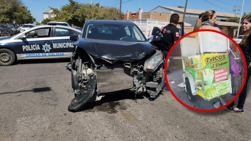 Conductor se pasa un alto y provoca aparatoso accidente en Los Mochis; se lleva carreta de tacos