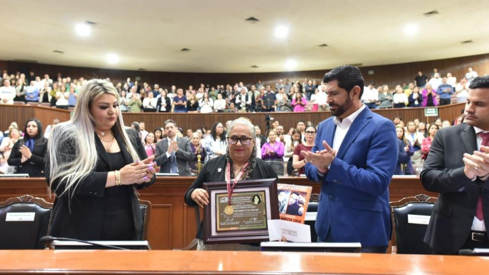 Congreso del Sinaloa galardona a la rastreadora y activista María Isabel Cruz