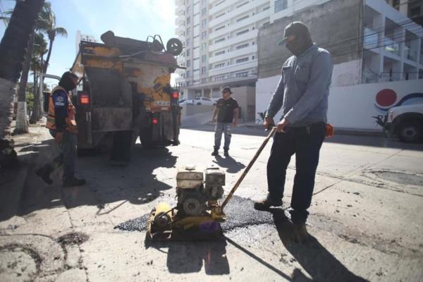 Gobierno de Mazatlán bachea avenidas y calles que estaban intransitables 