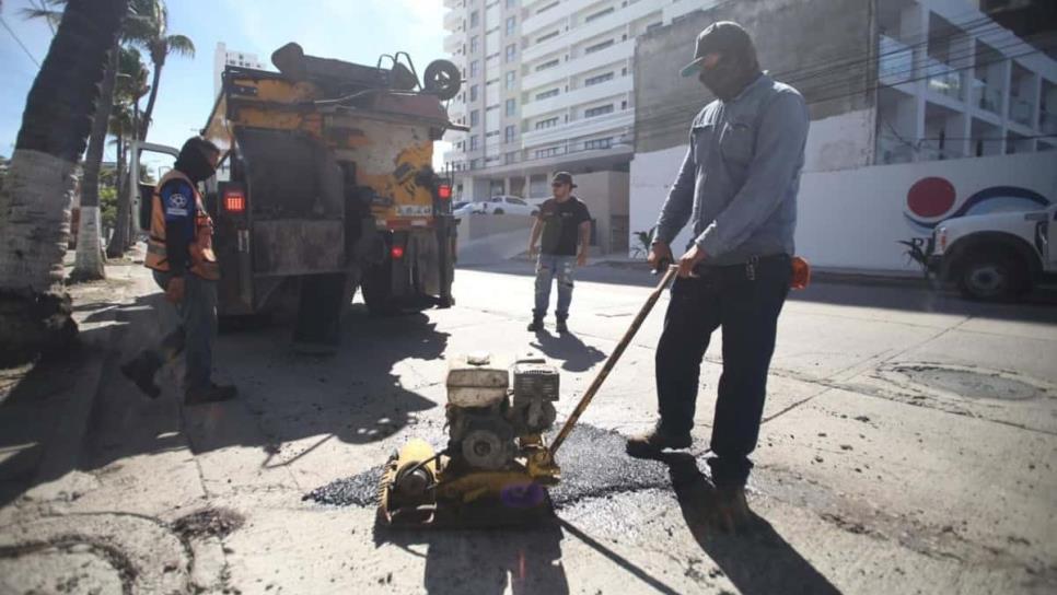 Gobierno de Mazatlán bachea avenidas y calles que estaban intransitables 