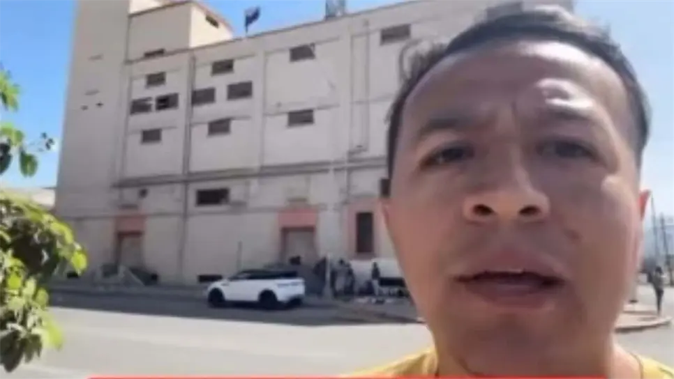 Iván López llegó donde se encontraba un grupo de haitianos para mostrar el puesto ambulante para ayudar, pero este jamás pensó que sería blanco de reclamos de dichas personas