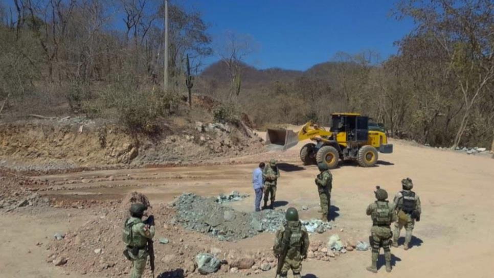 Elementos militares destruyen una pista clandestina en Mazatlán