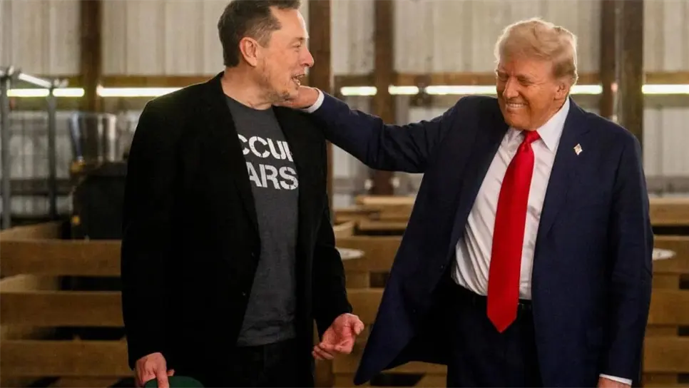 Donald Trump en apoyo a su amigo, este le compró dicho vehículo y lo presumió ante los medios de comunicación que estaban presentes en el lugar