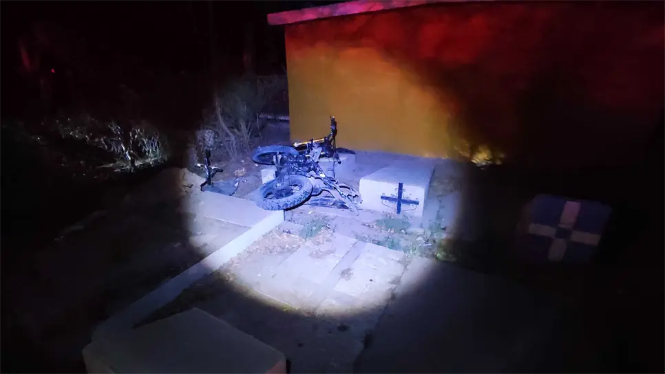 La motocicleta terminó entre las tumbas. (FOTO: Ernesto Torres).