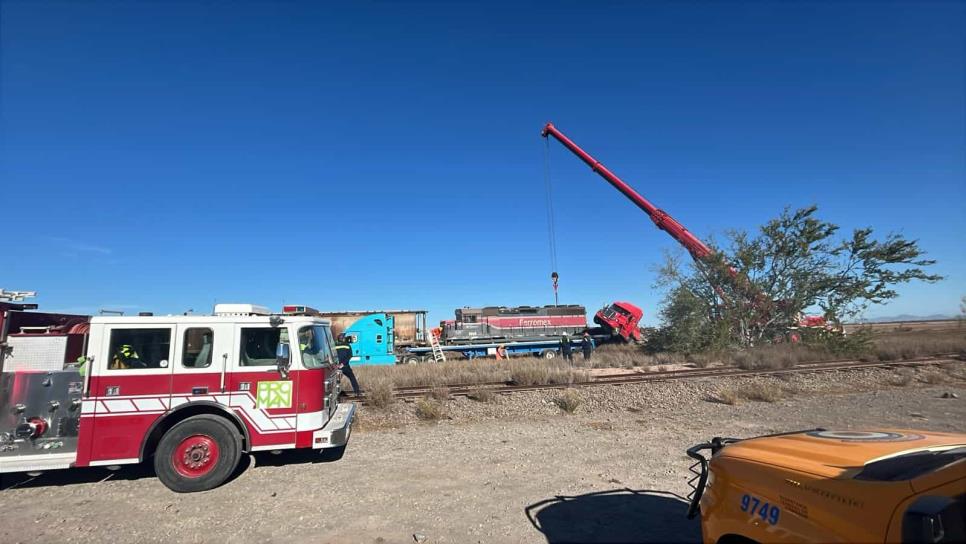 Tren se lleva a un tráiler en Topolobampo, el trailero no volteó al cruzar la vía