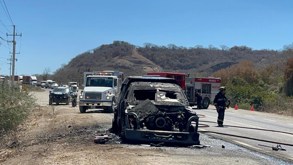 Se incendia camioneta de valores en la salida norte de Mazatlán