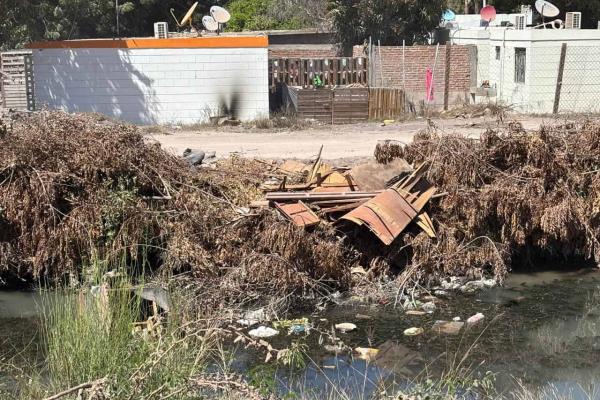 Los Mochis sin agua y el canal que abastece a la ciudad está lleno de basura