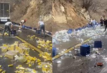 ¡Se le ladea la carga! Volcadura de tráiler con cerveza provoca caos vial y rapiña en la carretera Malpica-Concordia