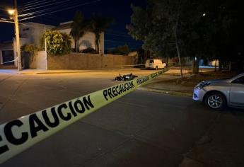 Asesinan a balazos a dos motociclistas en Guamúchil; uno de ellos perdió la vida en el lugar