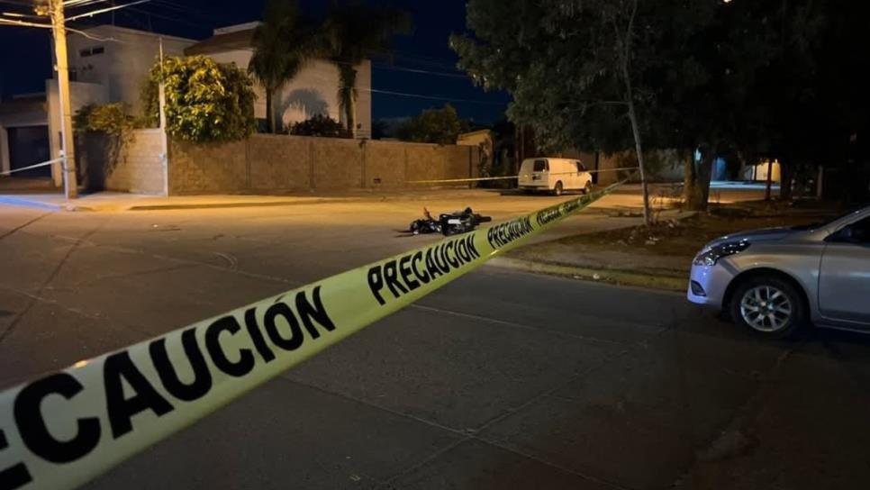 Asesinan a balazos a dos motociclistas en Guamúchil; uno de ellos perdió la vida en el lugar