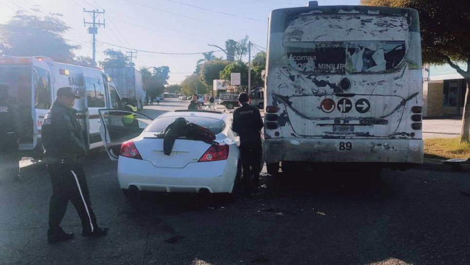 Hombre termina en el hospital tras pasarse un alto y ser impactado por camión urbano en Los Mochis