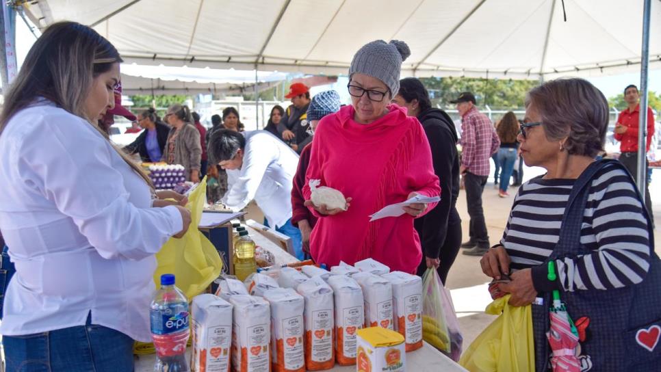 Vecinos del Chavez Talamantes reciben apoyos de Feria del Bienestar en Ahome