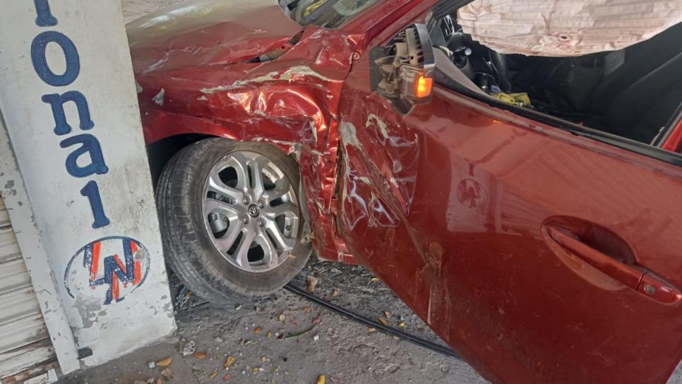 Aparatoso accidente en La Cuchilla de Los Mochis deja a dos personas lesionadas