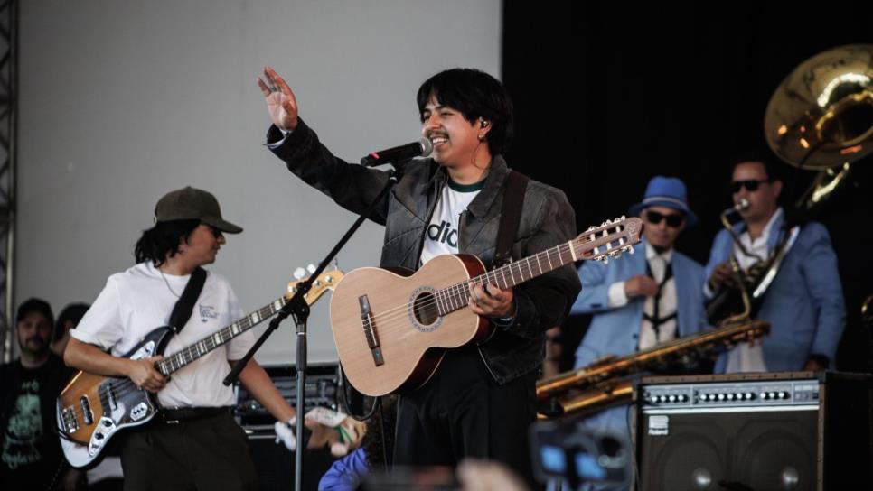 Macario, el joven barrendero, cumple su sueño de tocar en el Festival Vive Latino 2025