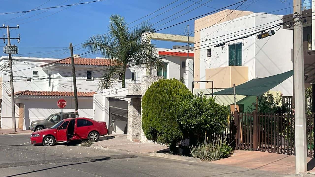 Se dijo que los presuntos delincuentes utilizaron una potente arma para destruir la fachada de la vivienda