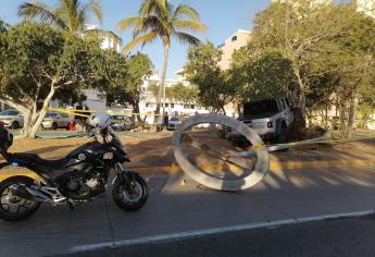 Mujer choca contra un árbol y pierde la vida en en avenida Sábalos Cerritos, Mazatlán