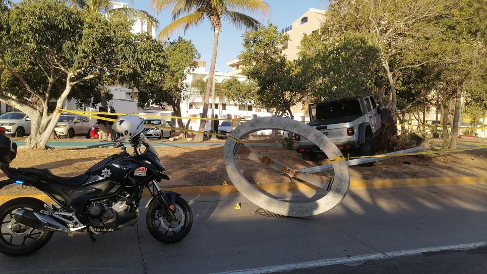 Mujer choca contra un árbol y pierde la vida en en avenida Sábalos Cerritos, Mazatlán