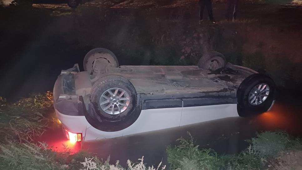 Conductor pierde el control de su vagoneta y cae a un canal en Guasave