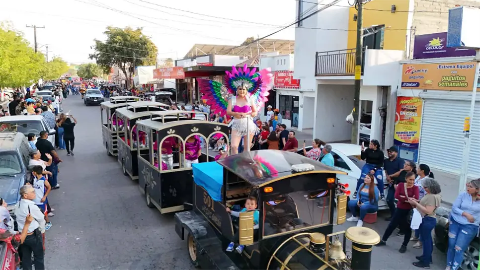 El desfile reunió a cientos de personas en El Fuerte. (FOTO: Cortesía).