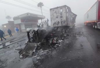 Se quema tráiler con caja refrigerada por el Libramiento en Los Mochis