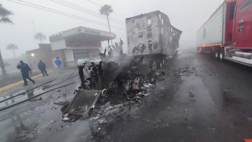 Se quema tráiler con caja refrigerada por el Libramiento en Los Mochis