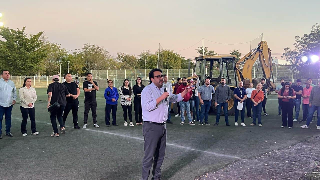 El alcalde de Culiacán detalló que esta cancha que se encuentra en malas condiciones será rehabilitada y estará lista en 2 meses