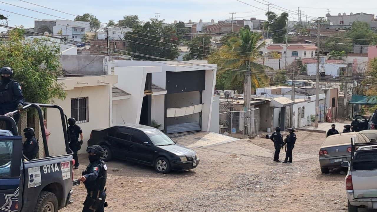 El portón principal estaba destrozado. Además que tenia impactos de bala el inmueble