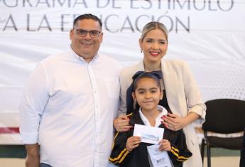 Estrella Palacios entrega en Mazatlán más de 500 becas a niñas y niños de primaria