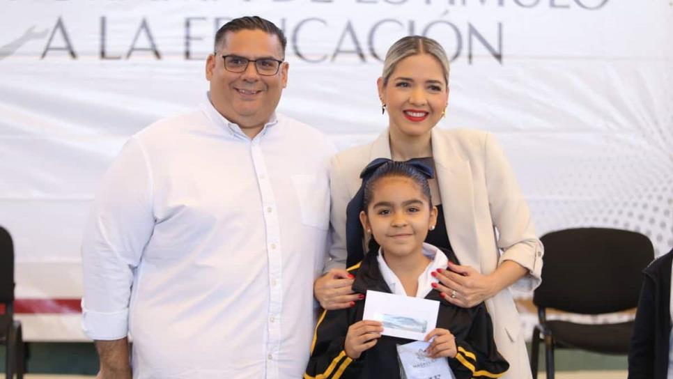 Estrella Palacios entrega en Mazatlán más de 500 becas a niñas y niños de primaria