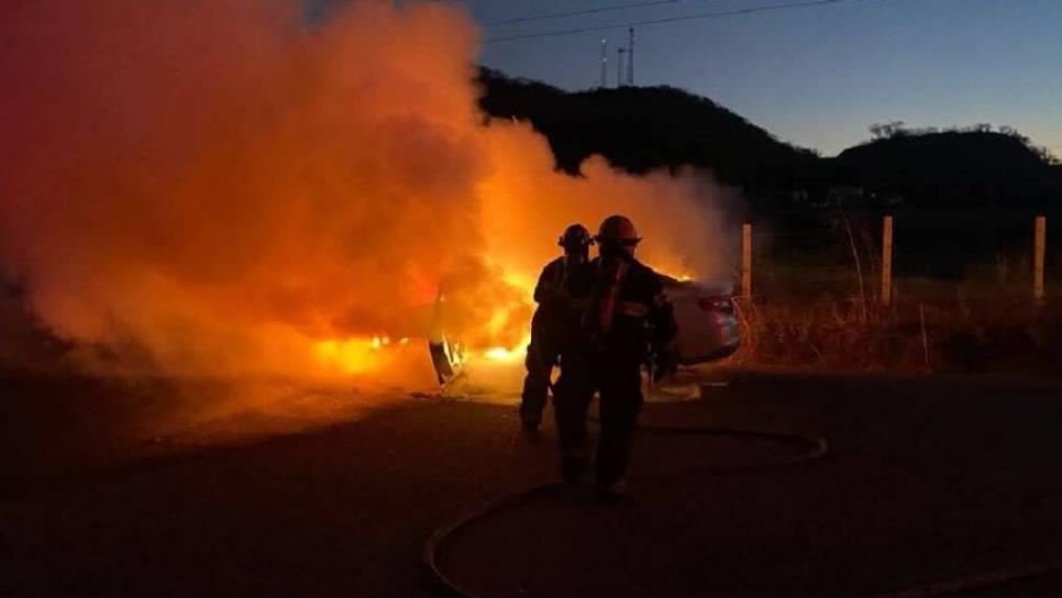 Automóvil termina calcinado cerca de El Chilillo, al norte de Mazatlán