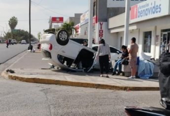 ¡Con las llantas arriba! Vehículo termina volcado cerca de la Central Camionera de Mazatlán