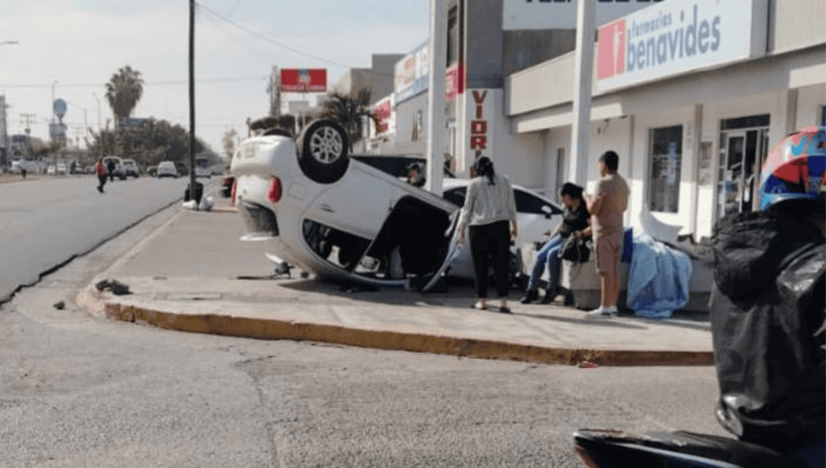 ¡Con las llantas arriba! Vehículo termina volcado cerca de la Central Camionera de Mazatlán