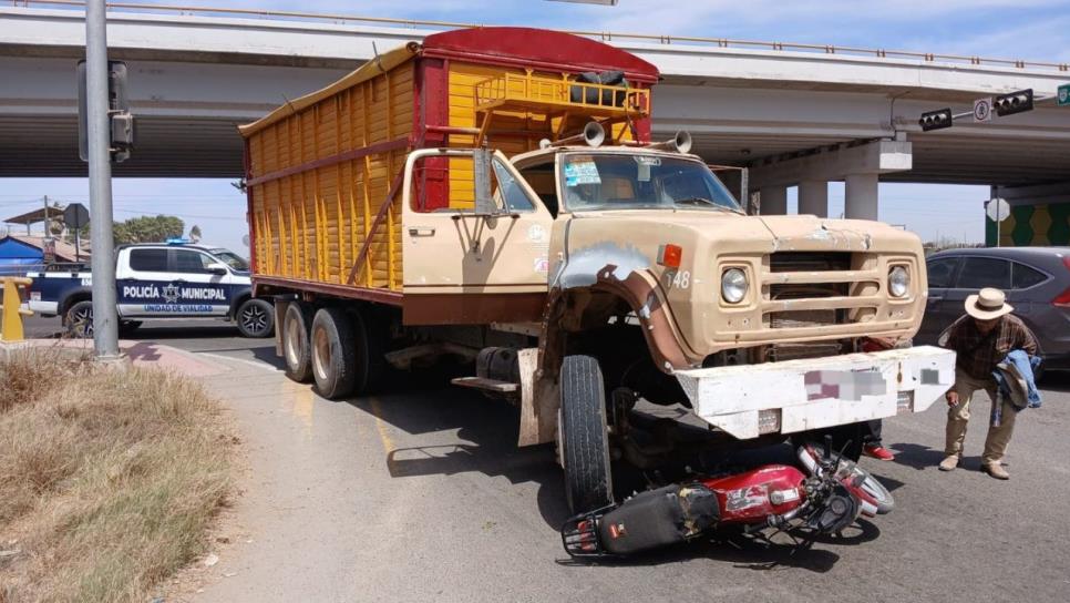 Joven termina lesionada al ser embestida por el conductor de un Torton en Guasave