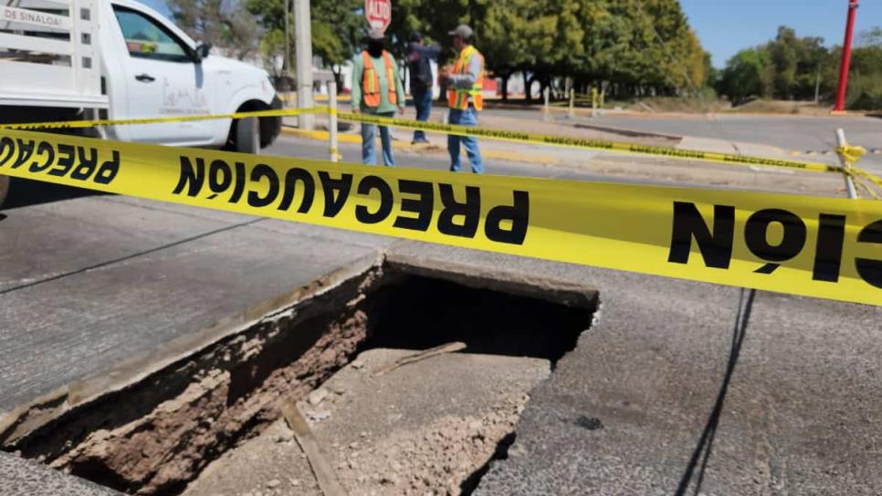 Se abre enorme socavón en Pedro Anaya y Antonio Rosales en Los Mochis