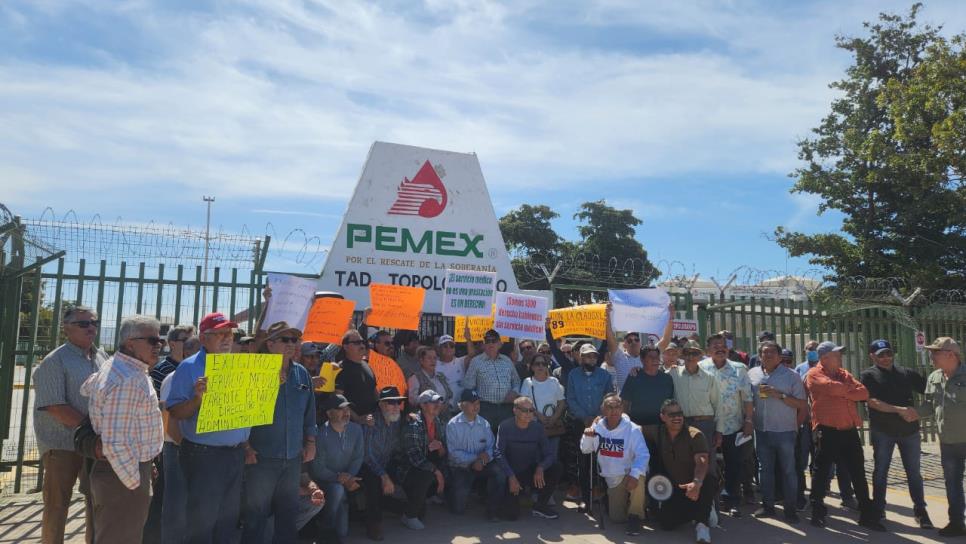 Empleados de Pemex en Topolobampo exigen atención médica tras tres meses sin cobertura